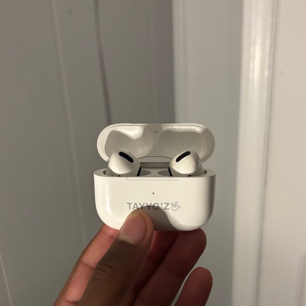 Apple White Earbud Headphones the right air pod don’t work.